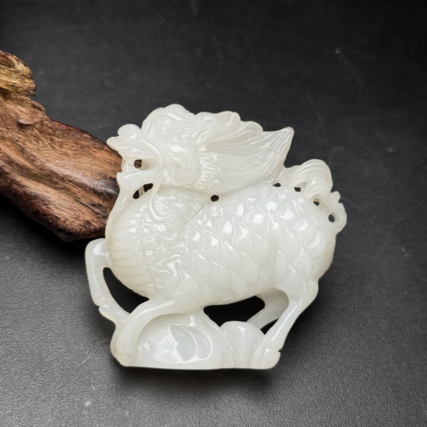 和田白玉麒麟献瑞苏工精雕把件