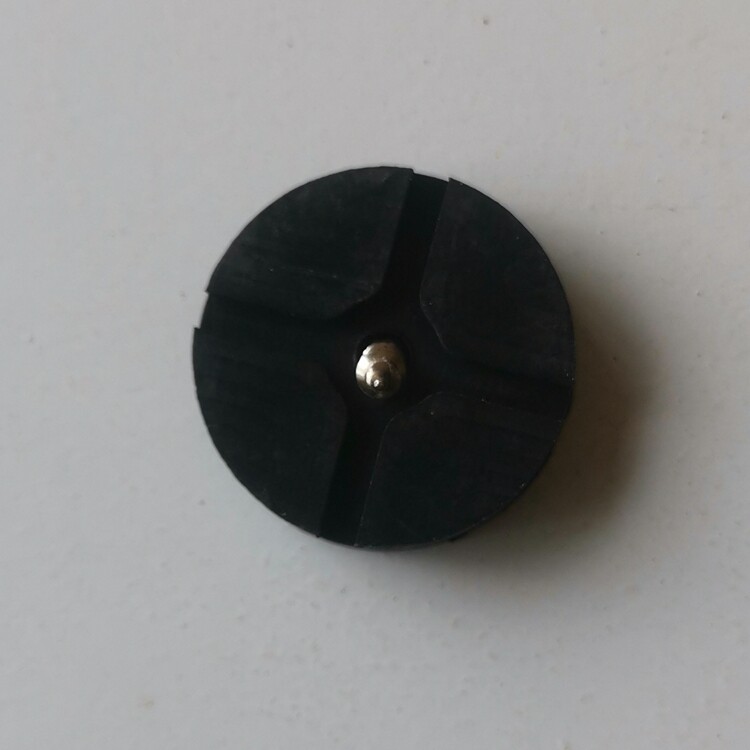 丸九达瓦26升钓箱专用脚垫36升35升专用防滑垫一套四个带螺丝