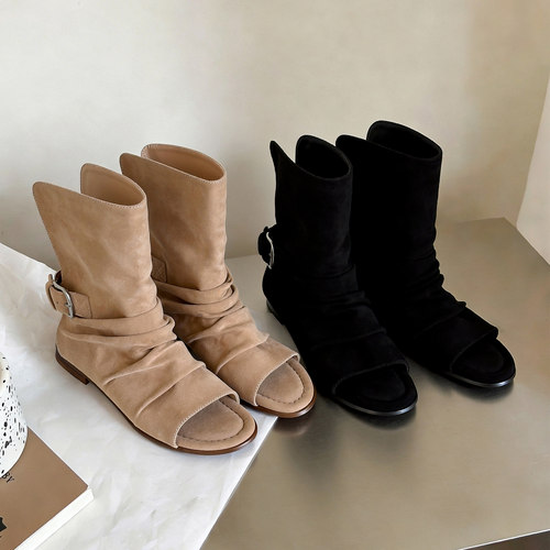 简约圆头露趾短筒皮带扣凉鞋绒面