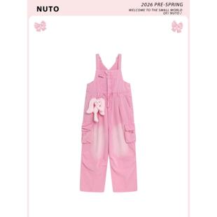 NUTO 可爱立体玩偶粉色牛仔背带裤女春减龄休闲宽松直筒阔腿长裤
