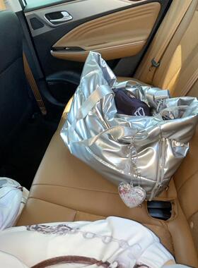 2025新款搭配款出街BI备 超大容量银色斜挎多种背法包包炫酷潮流