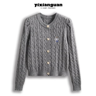 灰色小熊标开衫春秋显瘦圆领麻花绣花毛衣开衫女韩系垫肩百搭外套