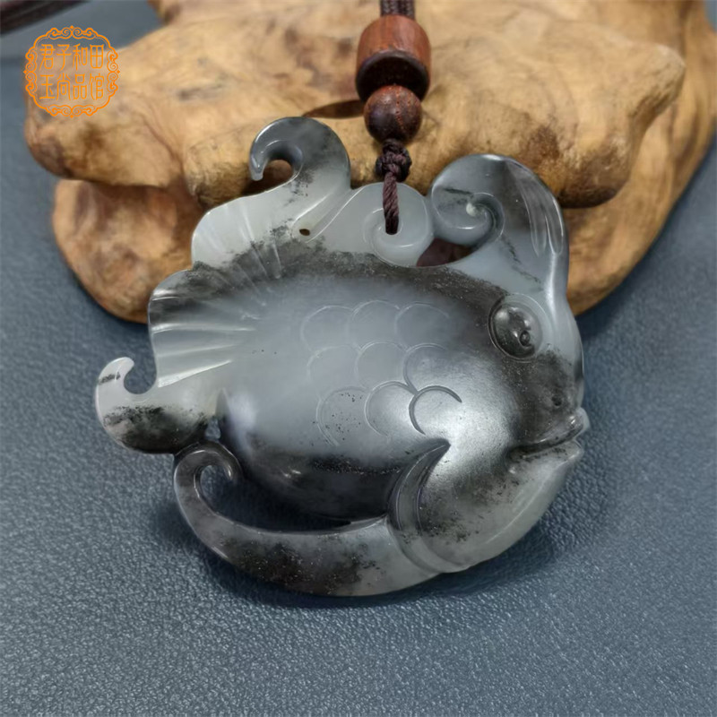 籽料墨玉青花鱼吊坠黑白分明圆形玉牌细腻油润