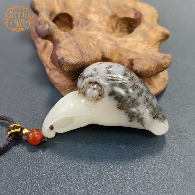 俄料鹰头吊坠俏色雕刻老鹰雄鹰英雄一世玉质温润油性十足