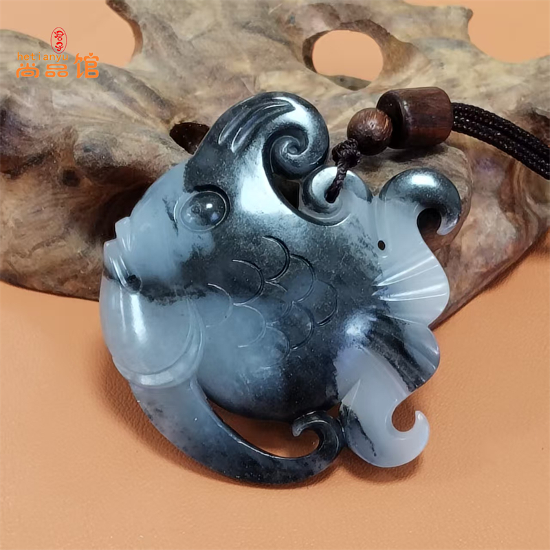 籽料墨玉青花鱼吊坠黑白分明圆形玉牌细腻油润