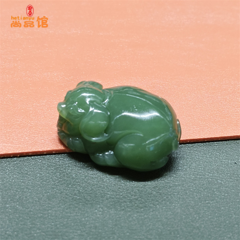新疆和田玉碧玉生肖猪圆润吊坠俄料正绿无黑点棉杂裂