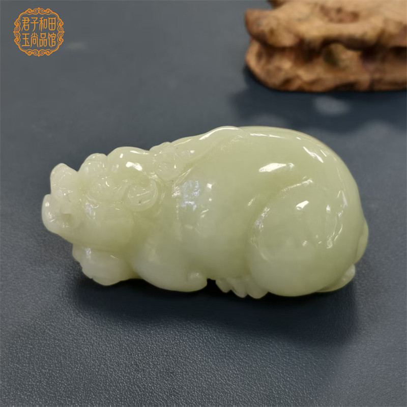 青白玉大尺寸貔貅手把件新疆和田玉且末料皮休手玩件男款长辈礼物