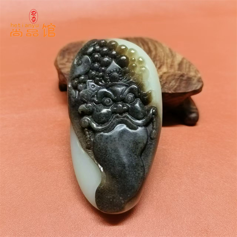 俄籽料钟馗（zhongkui）手把件黑皮白玉质感浑厚老熟带证书手玩件
