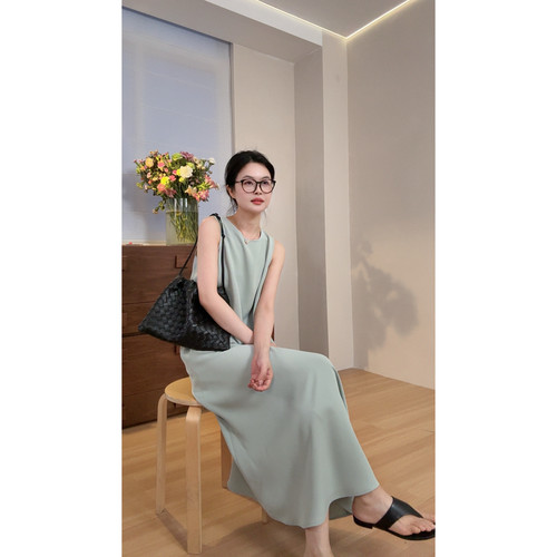 muzi “万年大女主”黑科技细腻柔滑Row风高级感显瘦背心裙女