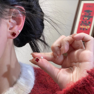 红色幸运草珍珠耳钉四件套女2026新款爆款时尚精致百搭耳饰