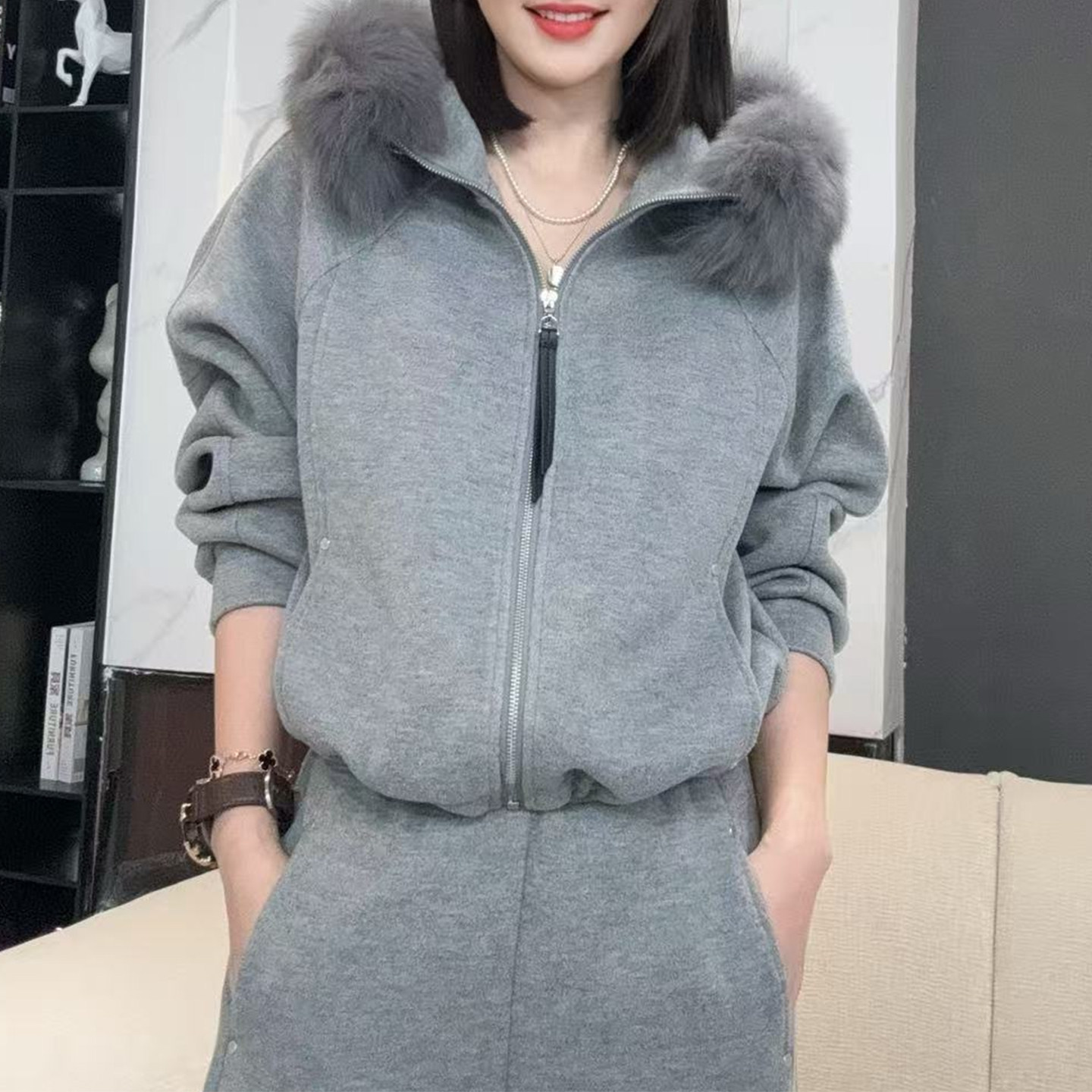 灰色休闲运动套装女冬季2026新款毛领连帽长袖卫衣加绒加厚两件套