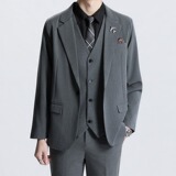 中灰色西服