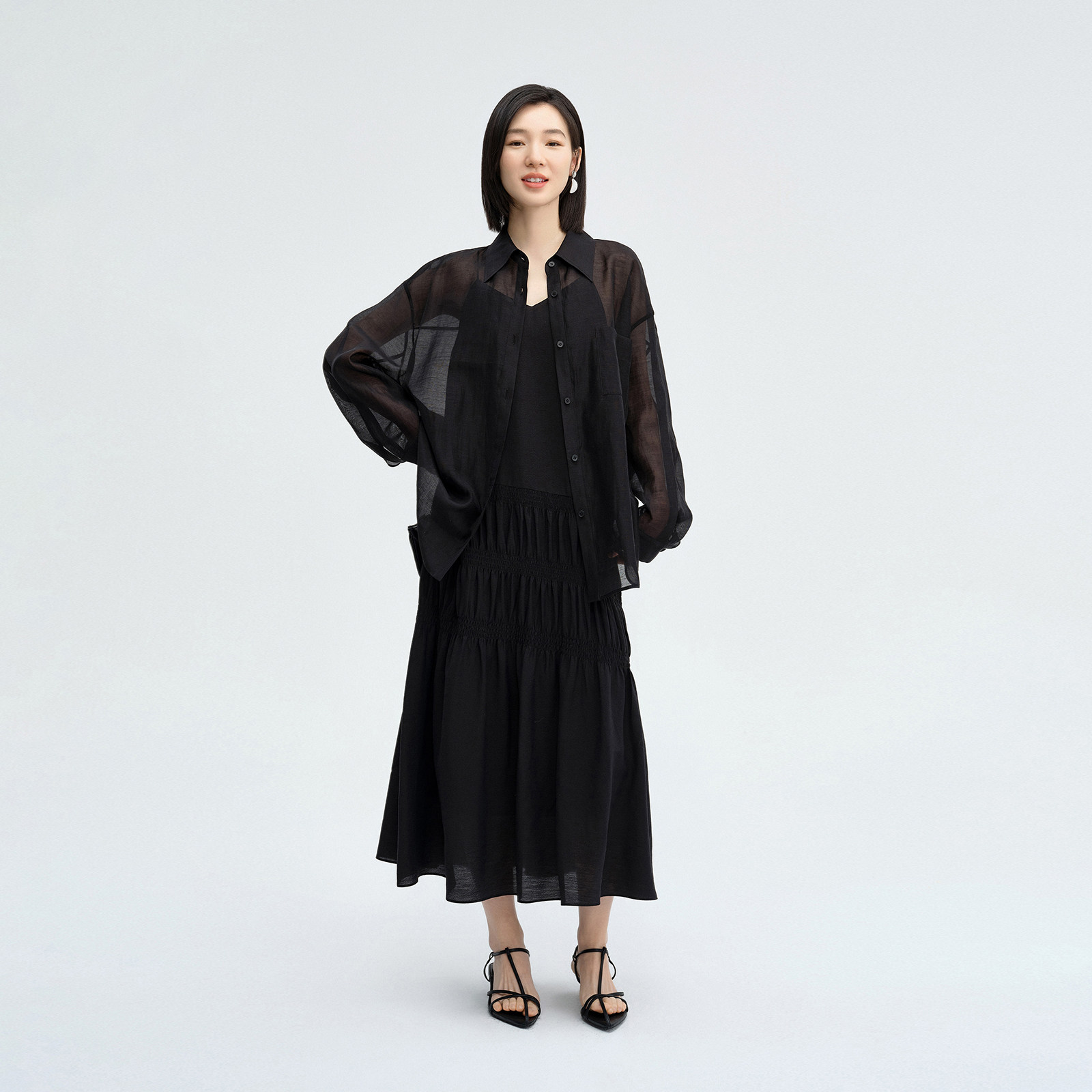 优雅气质吊带连衣裙女2026夏季新款性感V领细肩带抽褶显瘦A字长裙