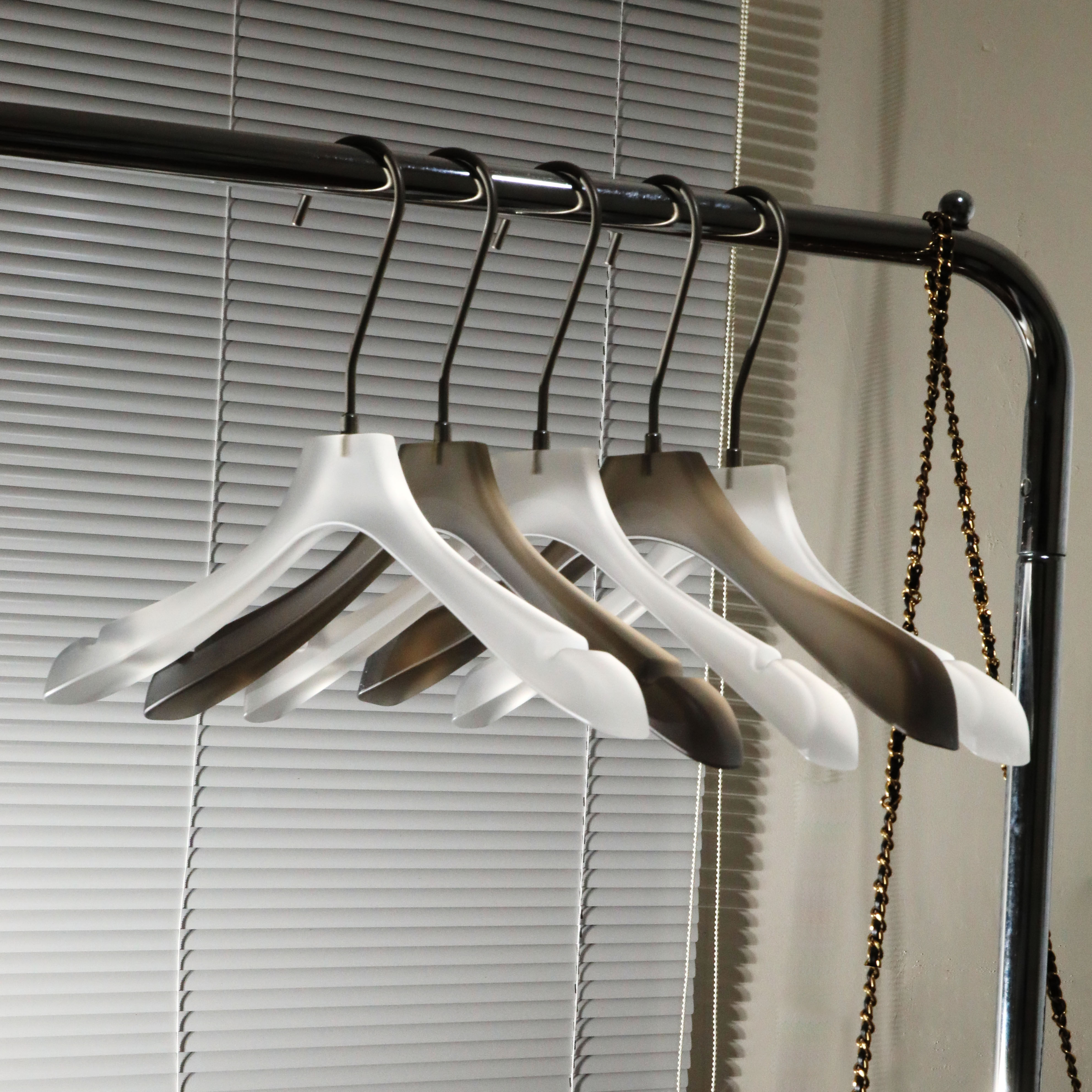 成人磨砂亚克力衣架服装店定制