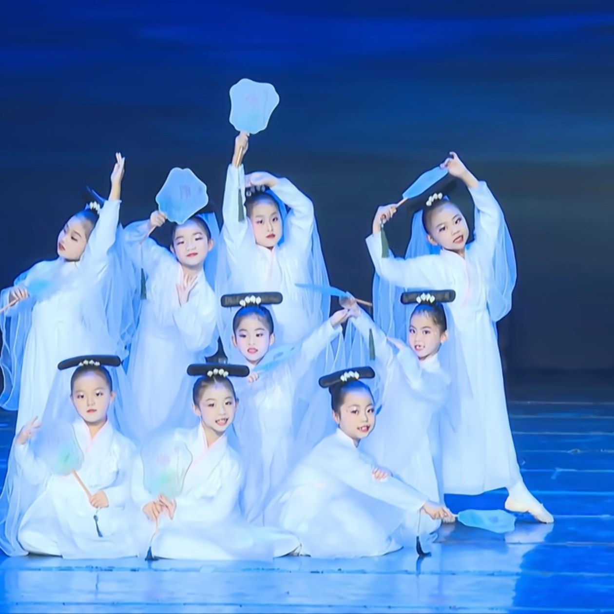汉服青城山下白素贞舞蹈服小小白娘子演出服儿童古典舞中国风襦裙