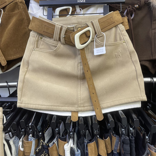 卡其色小马浮雕时尚设计感牛仔半身裙女2025冬季新款百搭辣妹短裙