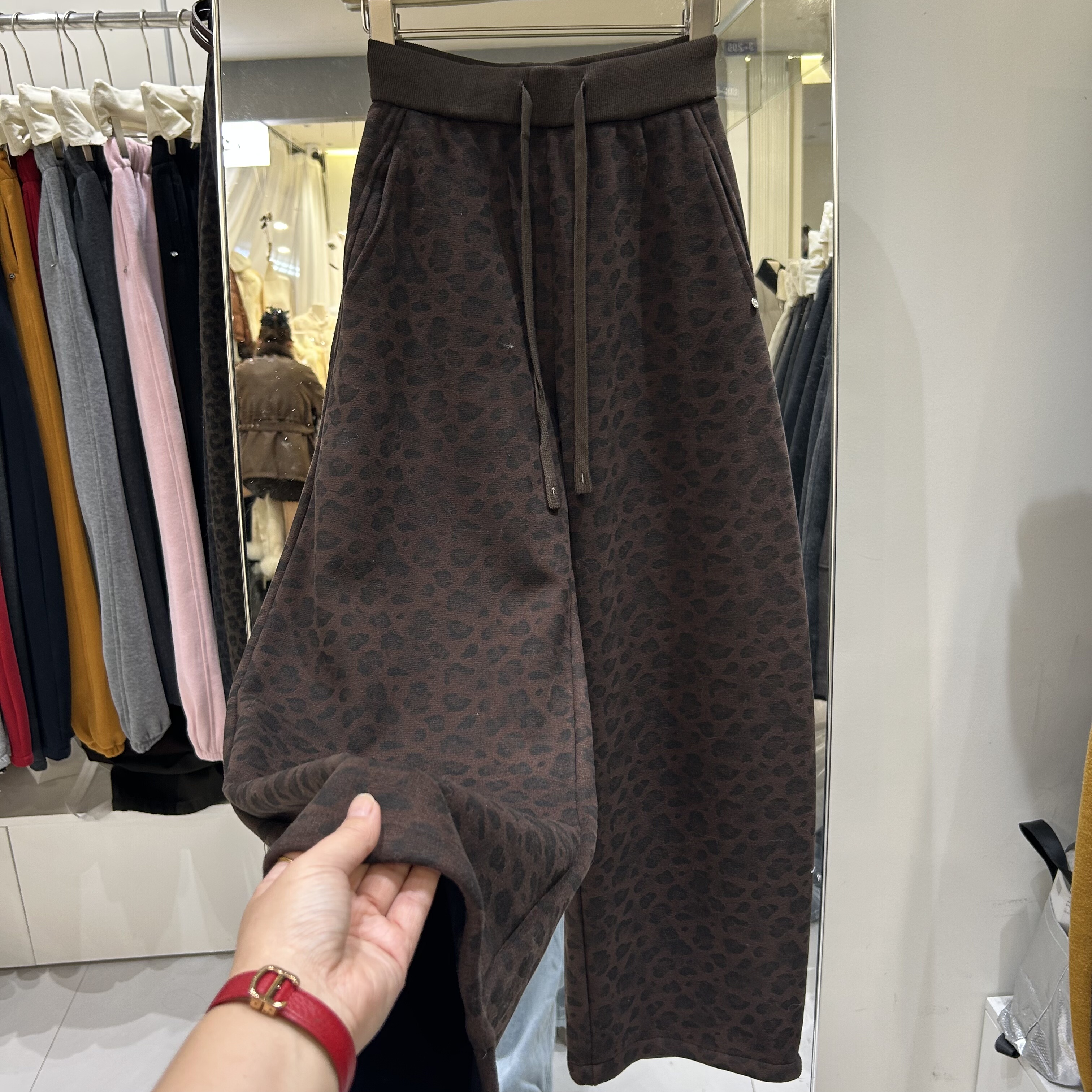 2025冬季新款加绒加厚豹纹休闲裤女宽松显瘦百搭弯刀阔腿长裤子潮