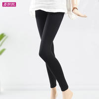 The long leggings for tall women are made of thin cotton and are nine-tenths black. They are elastic and can make a chubby girl look slimmer. The high waist is breathable thumbnail 6