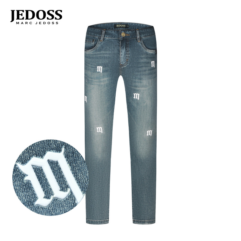 JEDOSS/爵迪斯男装2025春季新款简约字母章仔胶印牛仔裤长裤YH328