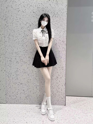 短款辣妹衬衣褶皱修身泡泡袖上衣