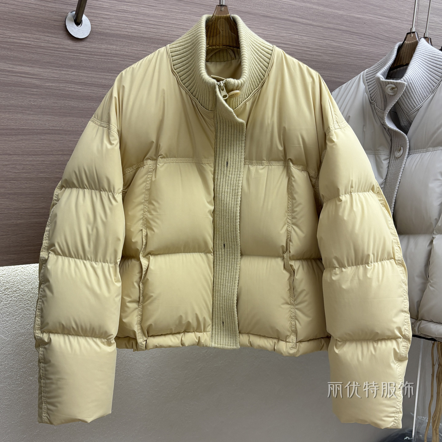 短款立领针织拼接羽绒服