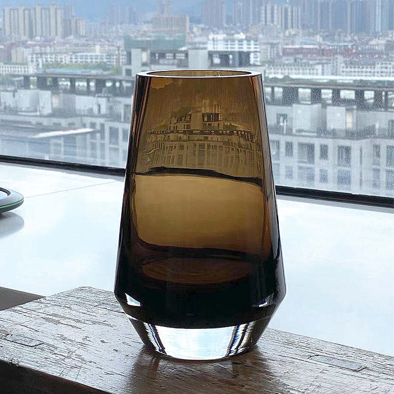 圆锥柱形厚重吹制水晶琉璃花瓶