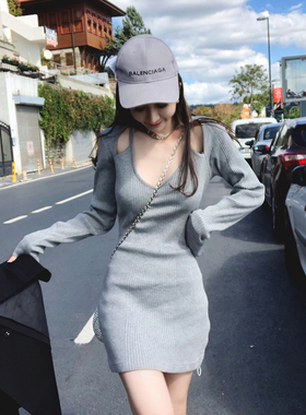 谨哥JG 灰色套头V领漏肩毛衣女秋冬季ins超火的针织衫打底连衣裙
