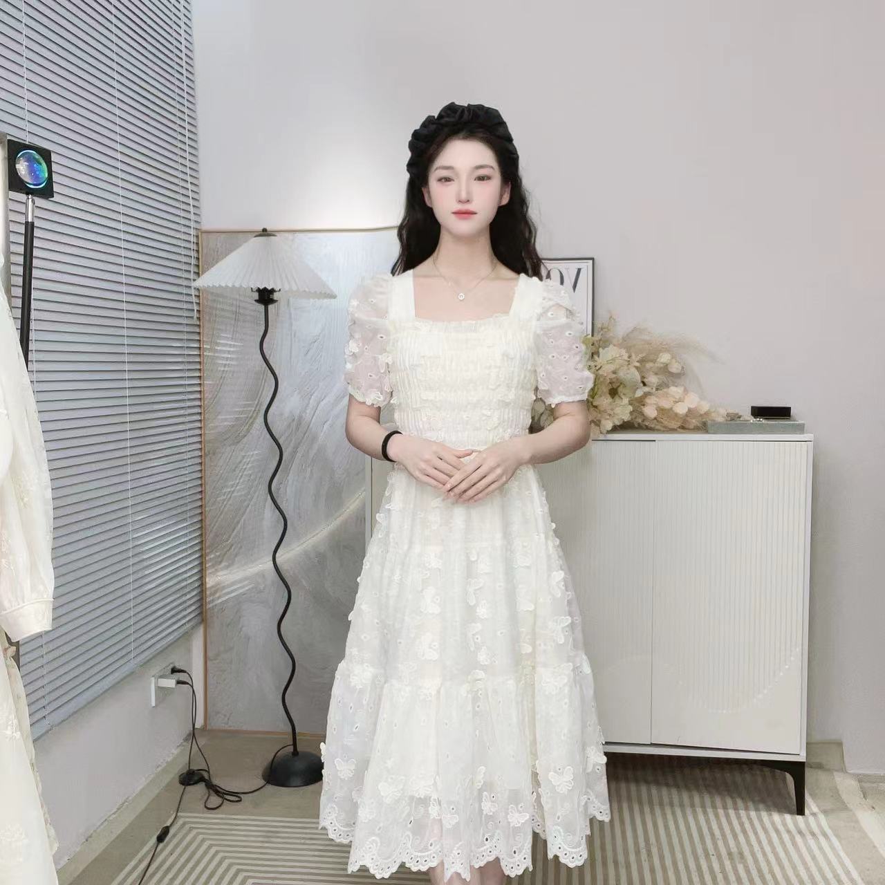 2024年夏季新款短袖蝴蝶花连衣裙气质白色方领刺绣法式长款仙女裙