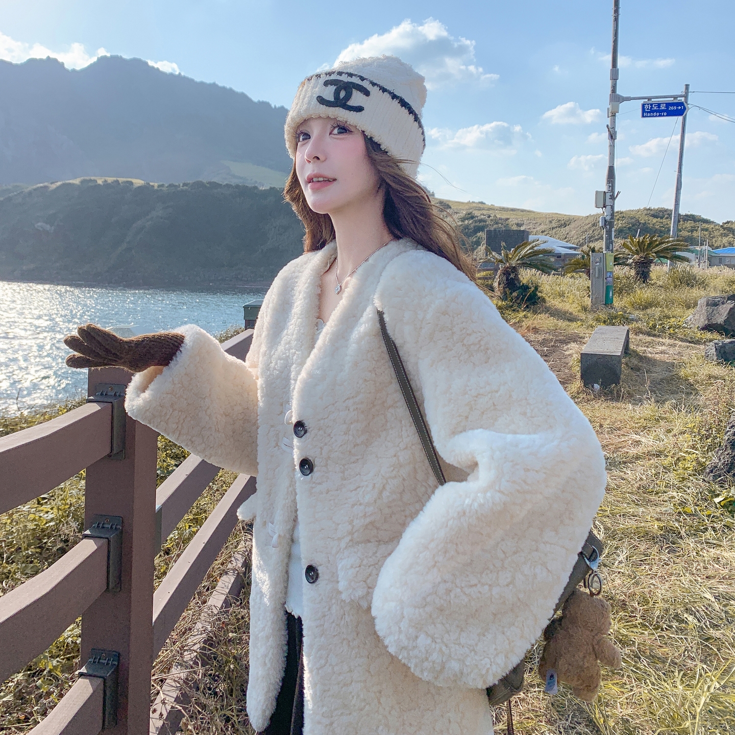 米白色软糯羊羔毛厚外套女秋冬2025新款时尚减龄皮毛一体毛绒上衣