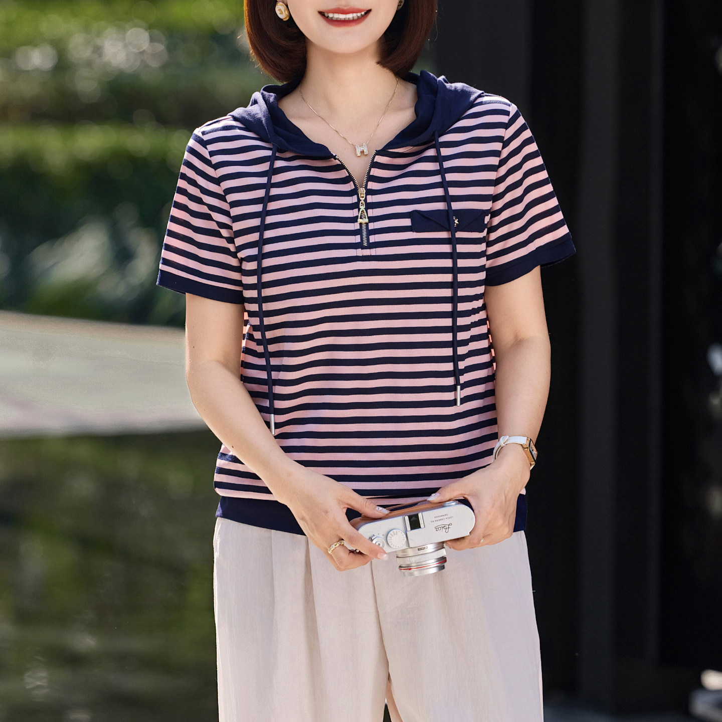 维奈菲妈妈装条纹连帽短袖上衣女2026夏季新款洋气减龄中老年套头