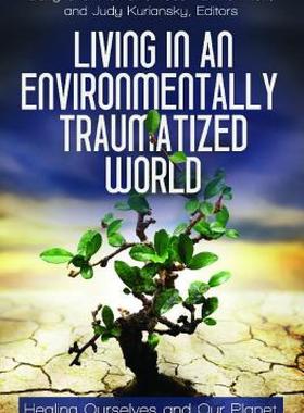 【预售】Living in an Environmentally Traumatized World: