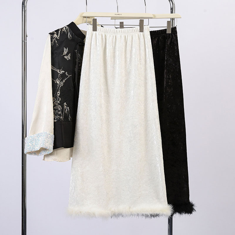 高级感复古丝绒羽毛裙边开叉直筒裙女2025秋冬新款a字加绒半身裙
