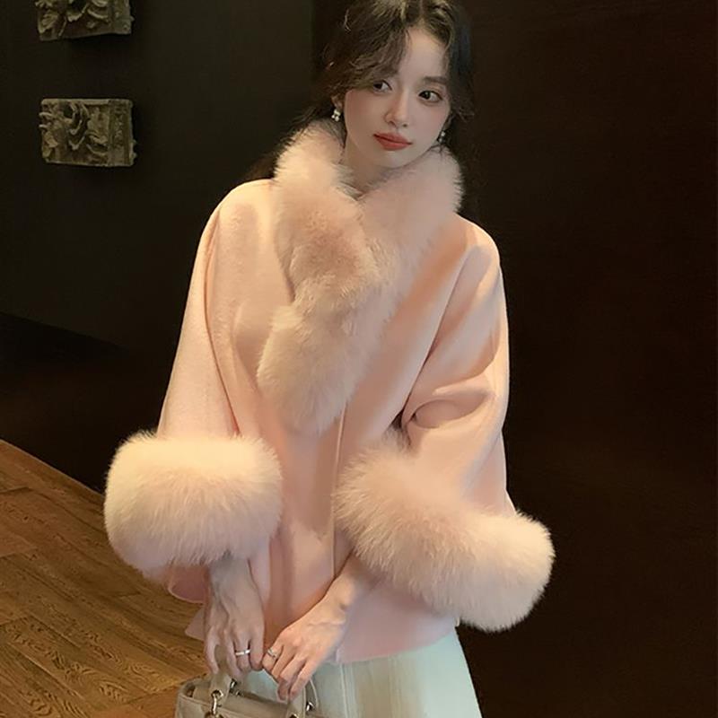 贵贵小斗篷毛绒拼接呢子大衣女秋冬款千金风气质温柔短款毛呢外套