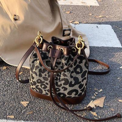 白沟女包2025秋冬新款水桶包时尚女士千鸟格斜挎包百搭简约手提包