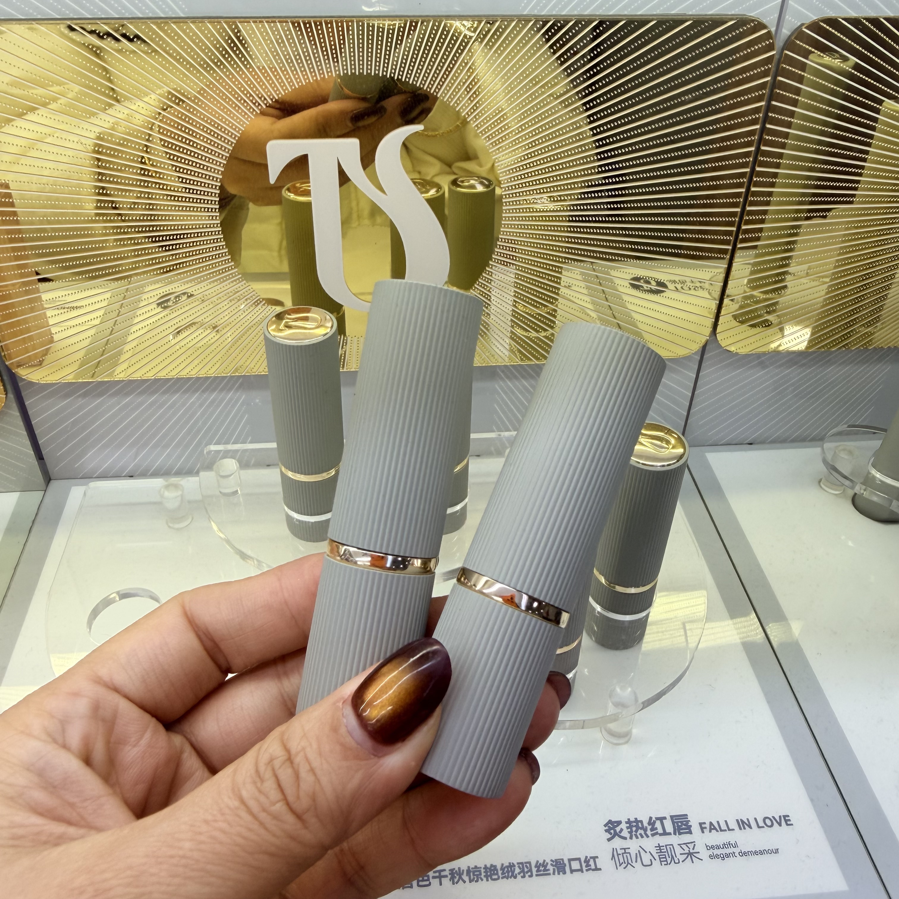 唐色千秋惊艳绒羽丝滑口红馥郁显色明艳高级持久保湿不沾杯防水润