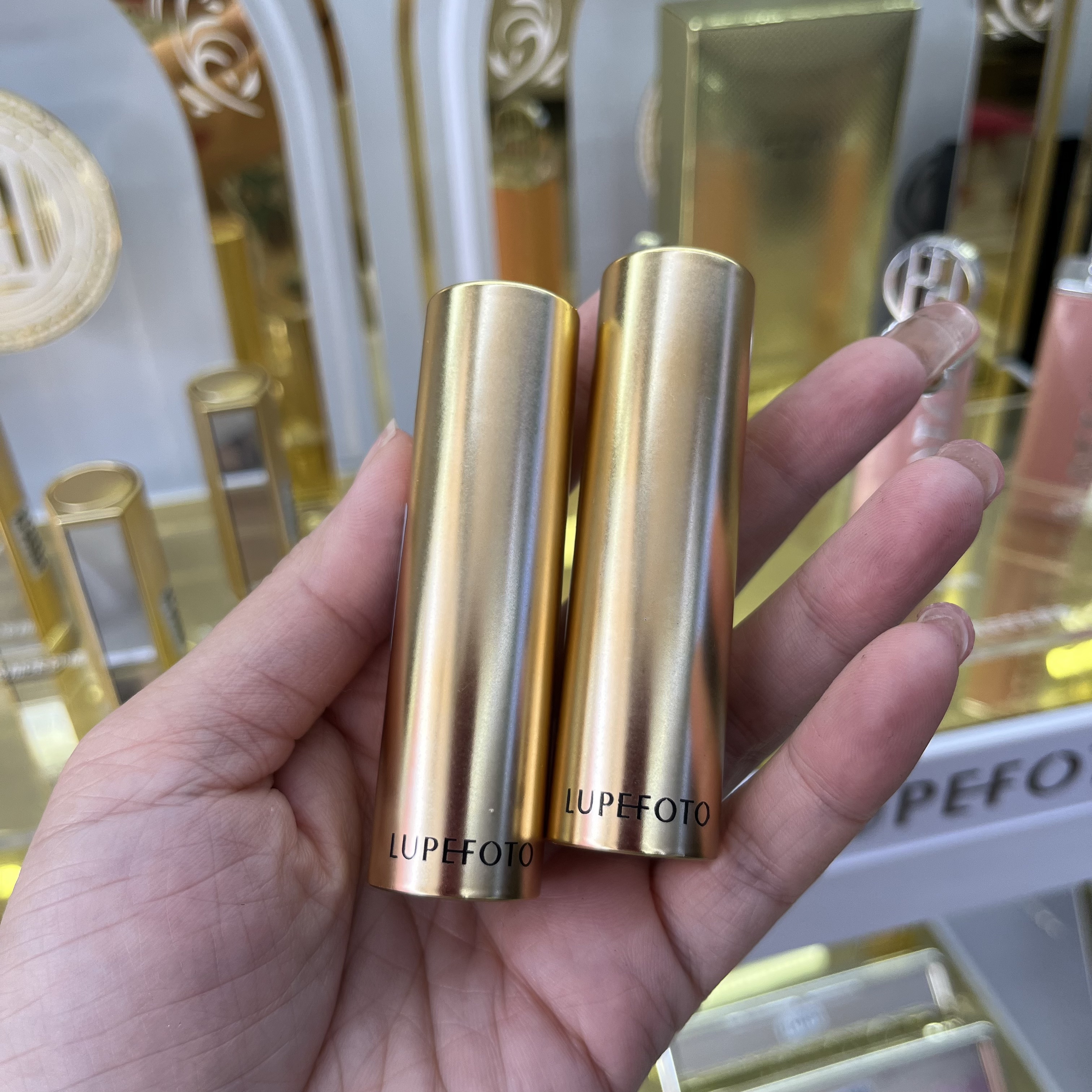 LUPEFOTO洛佩托摩登丝绒口红空气般轻雾质地半哑显白殿堂丝绒口红