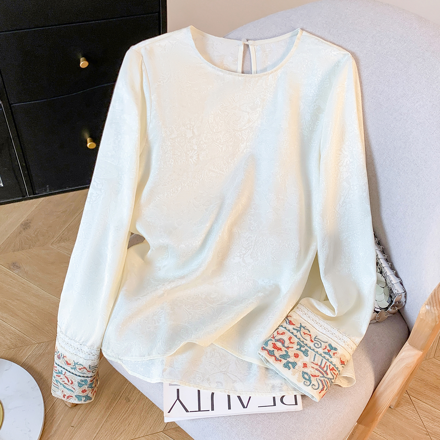 新中式国风刺绣提花缎面醋酸衬衫女秋装气质内搭套头打底衬衣上衣