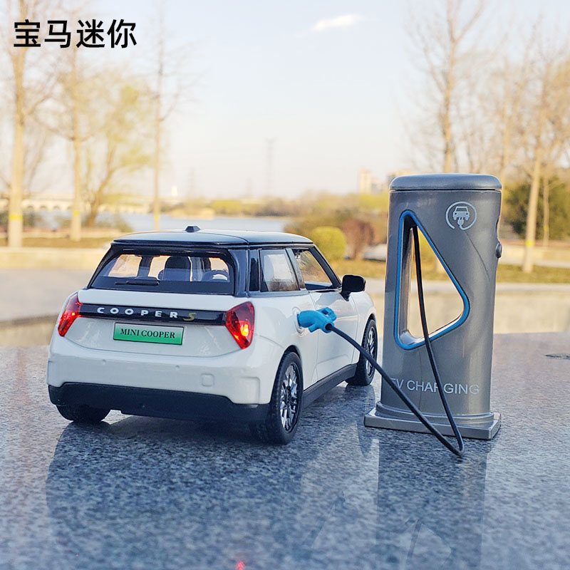 1/28宝马迷你mini cooper合金汽车模型充电桩开门回力声光玩具车