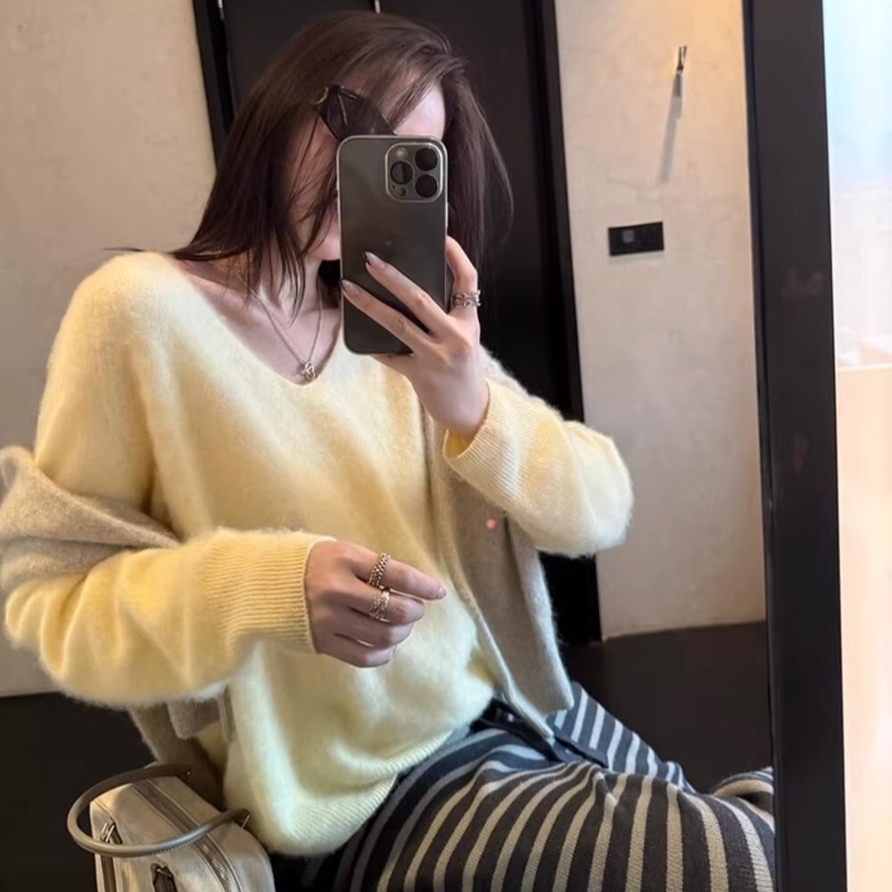 极简V领100羊毛无缝一体毛衣女