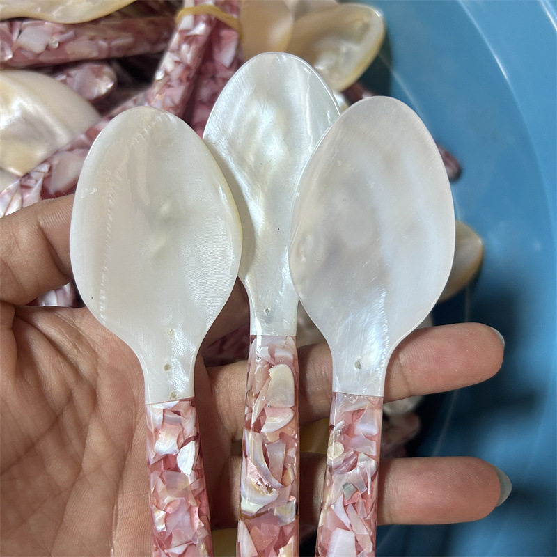 处理微瑕疵贝壳长柄咖啡勺子拼接