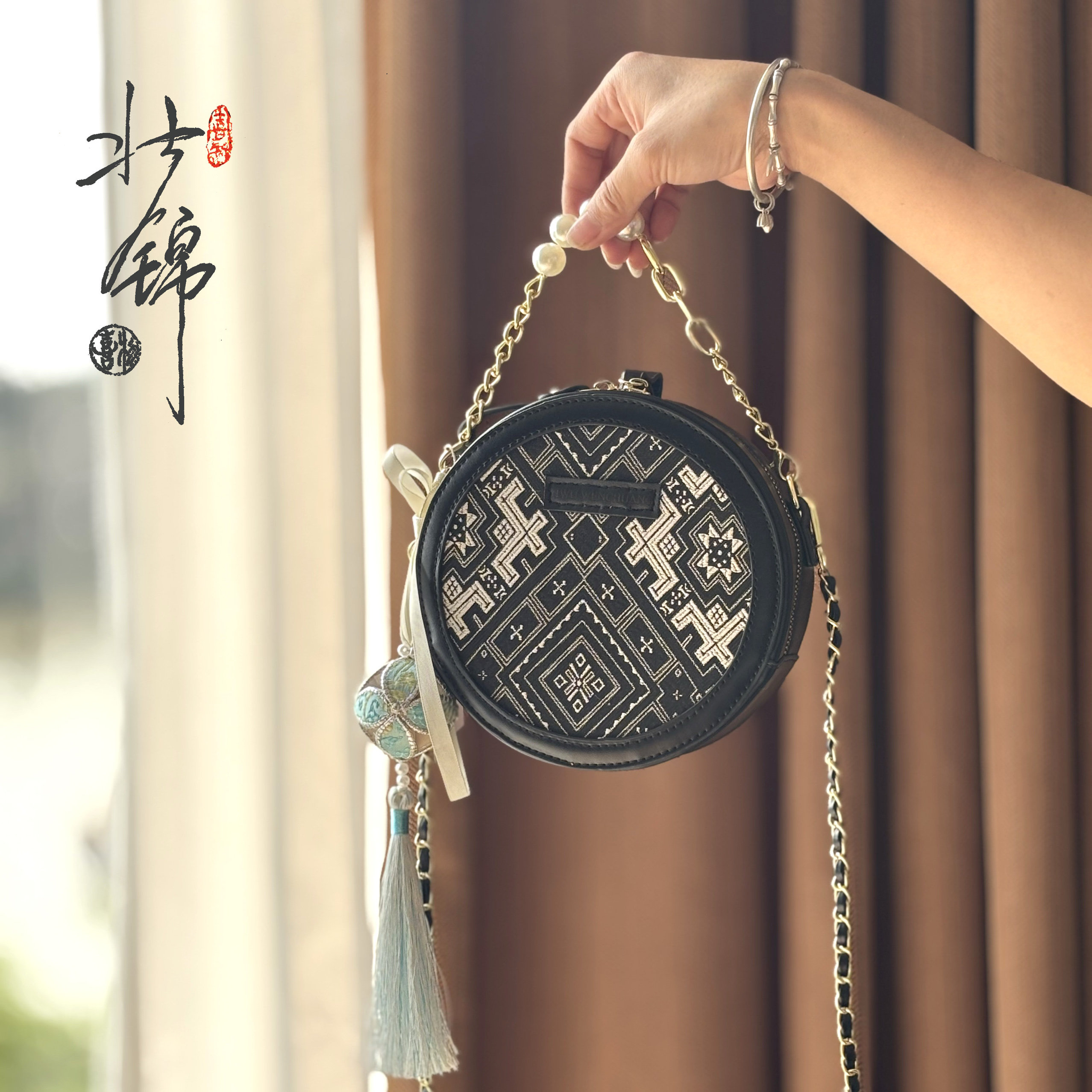 广西非遗壮锦刺绣手提小圆包图片