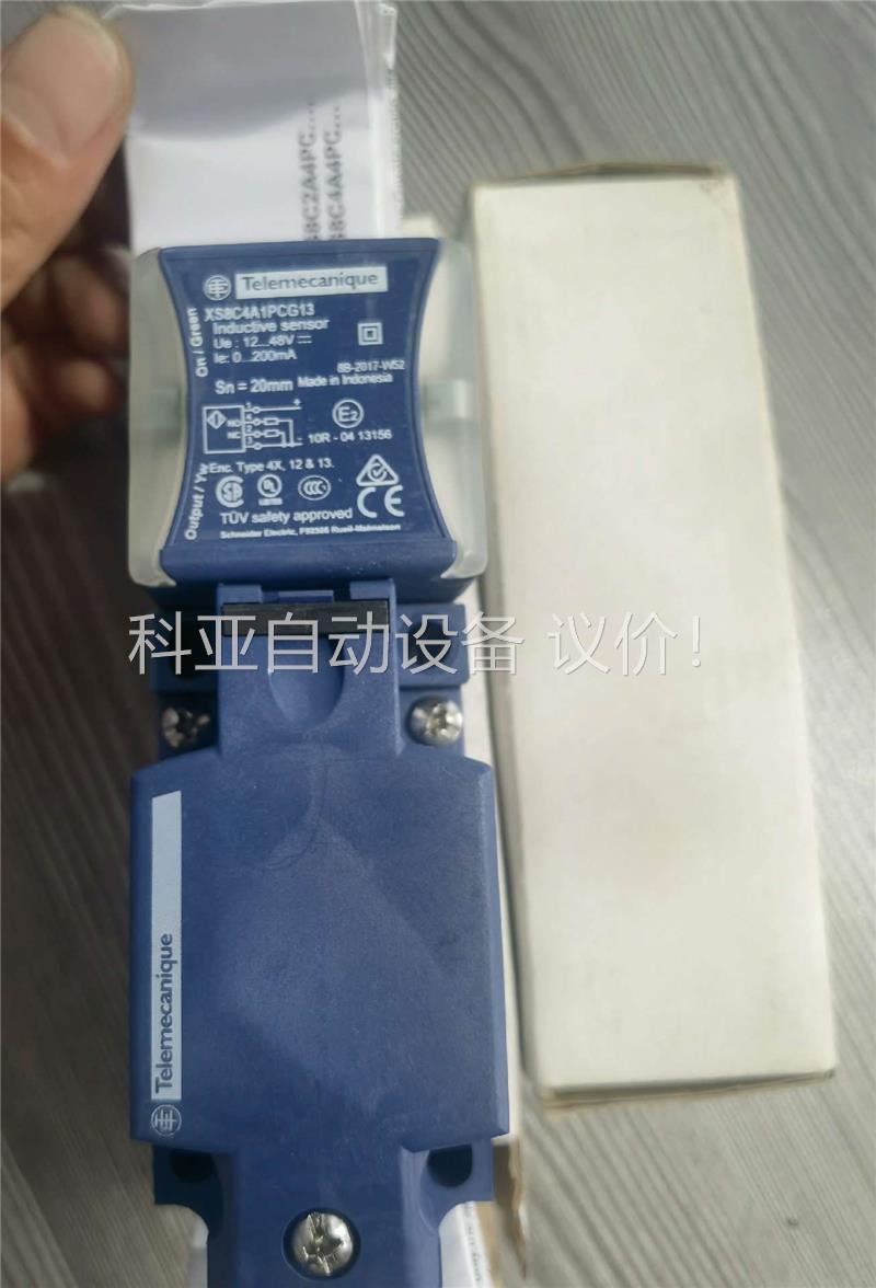 63施耐德XS8C4A1PCG13电感式近开关，原装两(议价)