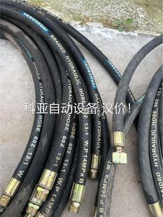 钢丝油管。型号上面有。东西放仓库里放久了，有些污渍水冲冲就没