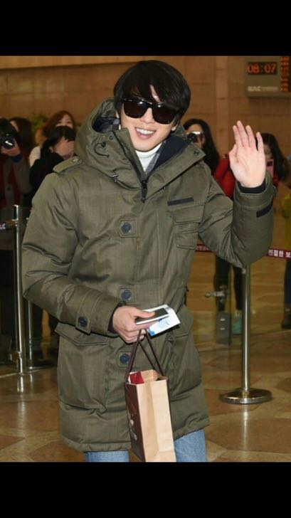 2021年明星同款加拿大显瘦羽绒服