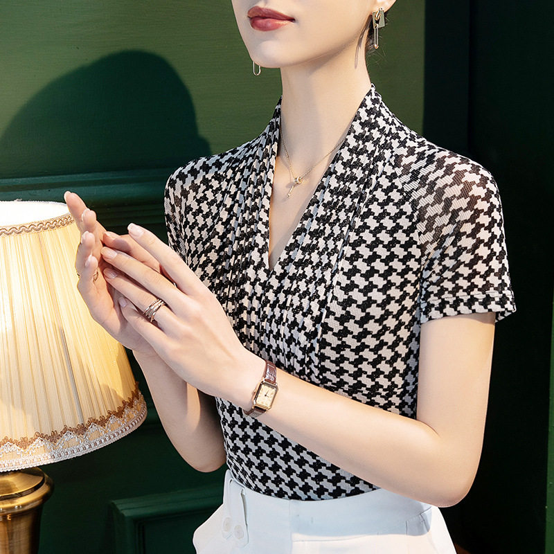2026秋季新款V领亮丝格子上衣女短袖修身春款性感千格鸟淑女小衫