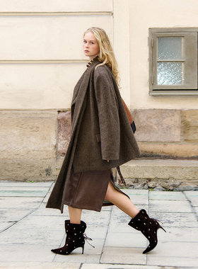 UR国内2025冬季女士时髦钉珠尖头丝绒高跟中靴子UAWS50106