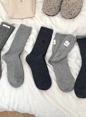 网红款早春女袜子韩版新款字母标签立体浮雕卷边灰色系中筒堆堆袜