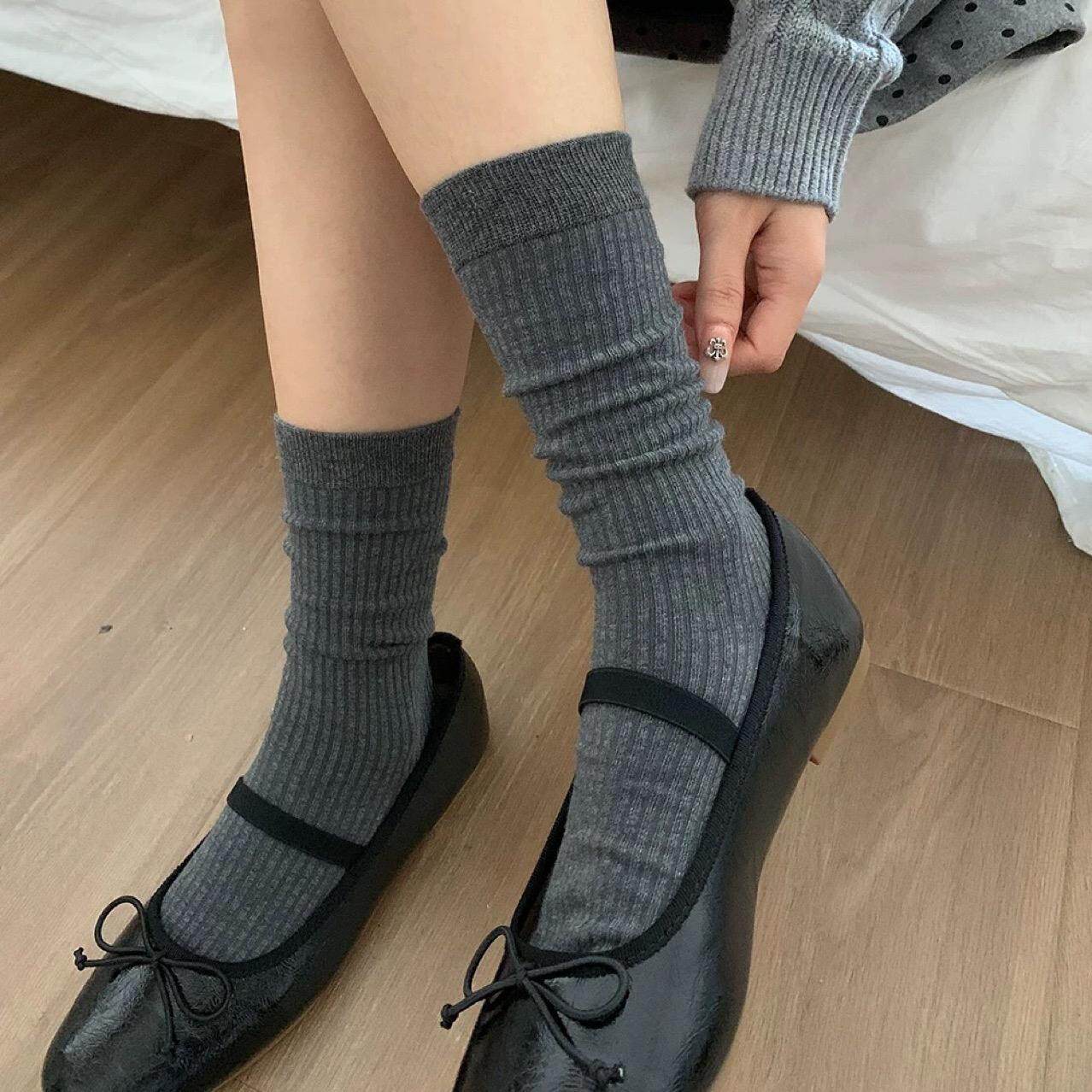 纯色棉质透气中长筒女袜子