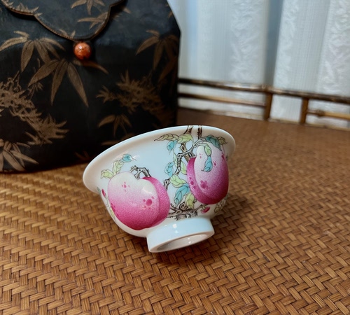 见欢集 粉彩手绘过墙三桃压手杯 品茗主人杯 景德镇陶瓷礼品