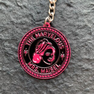 了不起的麦瑟尔夫人仿珐琅金属钥匙扣挂坠